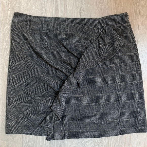bp Dresses & Skirts - BP Gray Plaid Mini Skirt w/ asym ruffle, EUC,Sz M
